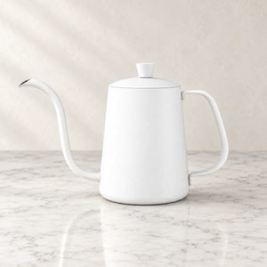 Chaleira Bico de Ganso Fish Timemore branca de 600 mL sobre mármore claro