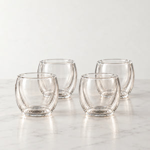Kit com quatro xícaras de café de vidro parede dupla 80 mL, baixas e arredondadas, em fundo claro Lumi Homi