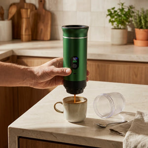 Cafeteira portátil verde com visor preparando espresso fora de casa