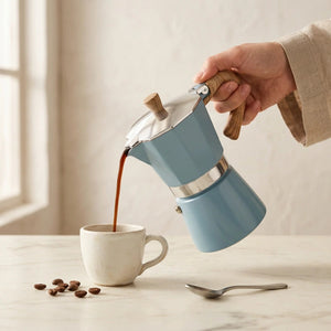Cafeteira italiana Torino Azul servindo café em xícara