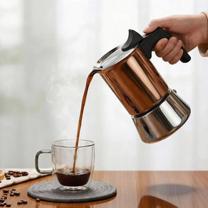 Cafe sendo servido da cafeteira italiana moka Palermo em inox