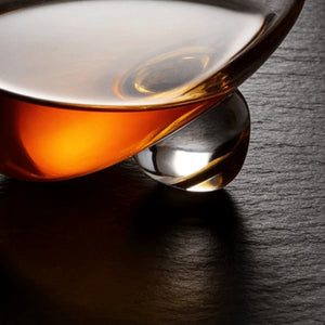 Detalhe da base rotativa do copo de whisky cristal Lumi Homi