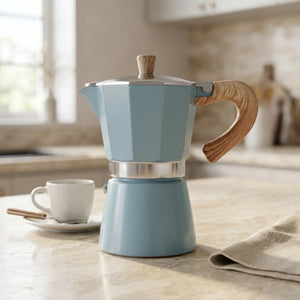 Cafeteira italiana Torino Azul em bancada de cozinha