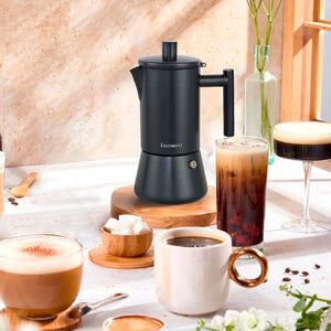 Cafeteira italiana Pisa em cena de cafe na cozinha