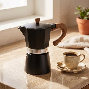 Cafeteira italiana Torino Preta com café moka pronto em xícara
