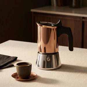 Cafeteira italiana Palermo em bancada com xicara de cafe