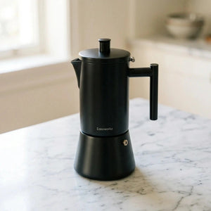 Cafeteira italiana Pisa preta sobre bancada clara