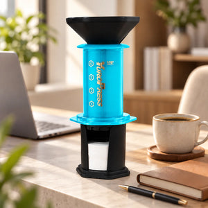 Aeropress Cafeteira YuroPress Azul ao lado de notebook, caderno e caneca de café