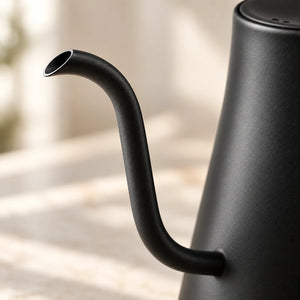 Detalhe do bico de ganso preto da chaleira elétrica Veneza