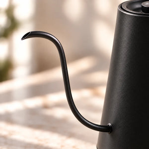Detalhe do bico de ganso da chaleira Timemore Fish preta