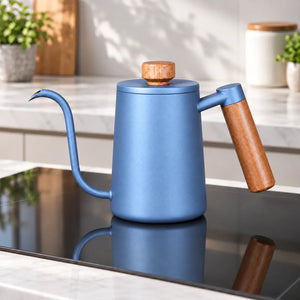 Chaleira Bico de Ganso Inox Azul Zurich sobre cooktop de indução