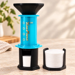 Aeropress Cafeteira YuroPress Azul ao lado do porta-filtros e filtros de papel de 64 mm