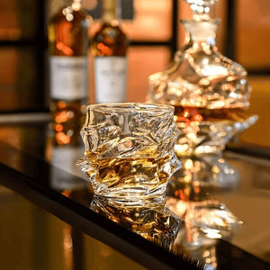 Copo de whisky Kyoto Lumi Homi em bar em casa com decantador