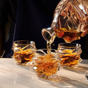 Copos Kyoto Lumi Homi recebendo whisky em cena de bar