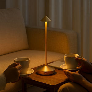 Luminaria-de-Mesa-em-Led-Recarregavel-Dourada-Modelo-Vellum-10