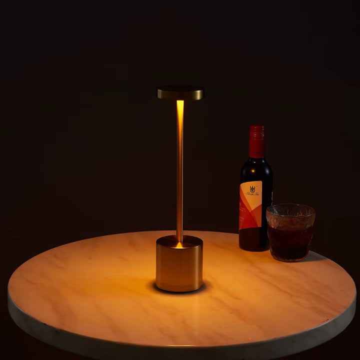 Luminária de Mesa em Led Recarregável Dourada Modelo Orbi