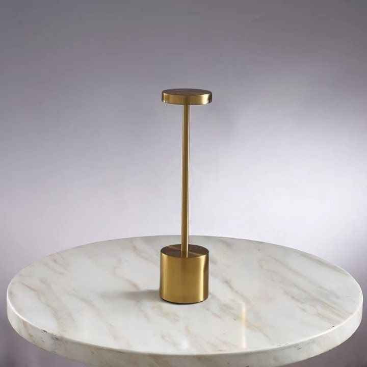 Luminária de Mesa em Led Recarregável Dourada Modelo Orbi