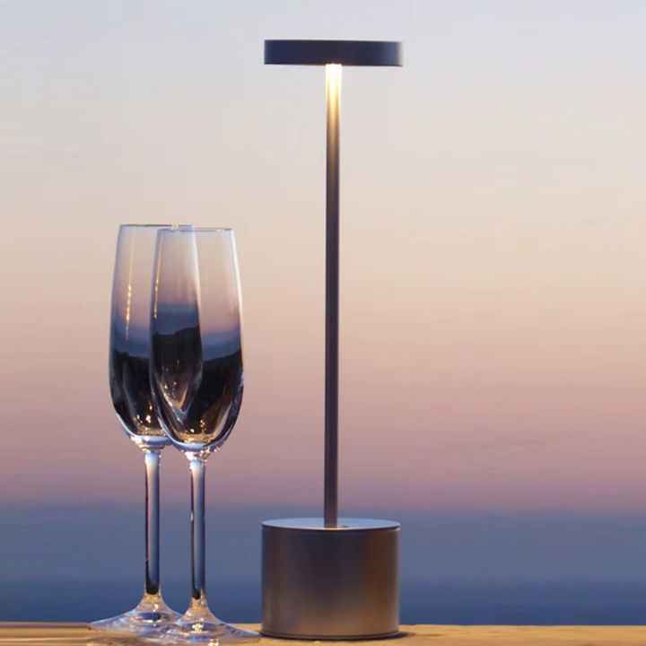 Luminária de Mesa em Led Recarregável Prata Modelo Orbi