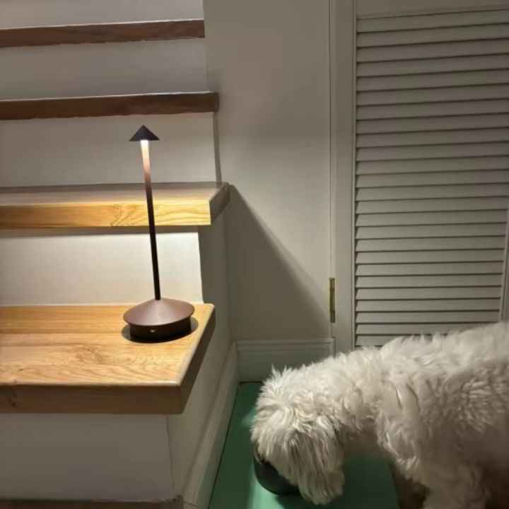 Luminária de Mesa em Led Recarregável Preta Modelo Vellum