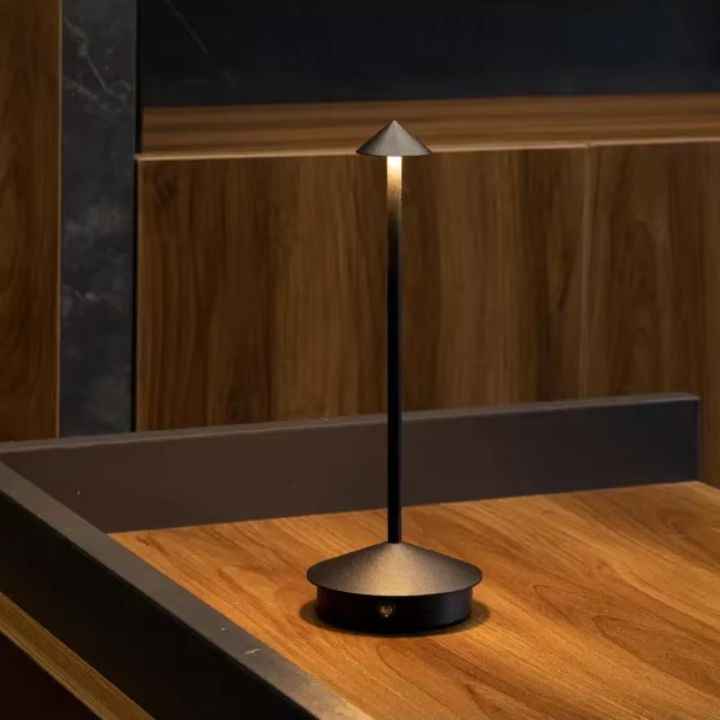 Luminária de Mesa em Led Recarregável Preta Modelo Vellum