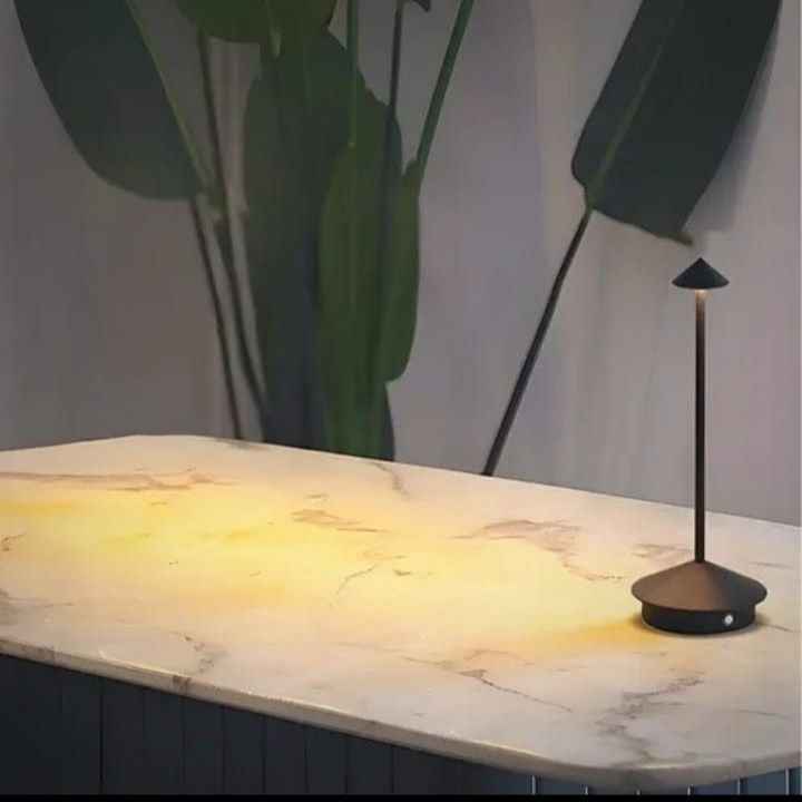 Luminária de Mesa em Led Recarregável Preta Modelo Vellum