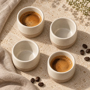 Vista superior de quatro xícaras de café de cerâmica bege 180 mL, duas com café e duas vazias