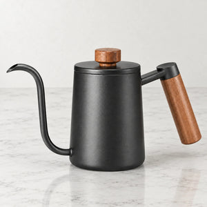 Chaleira Bico de Ganso Inox Preta Zurich 600 mL sobre mármore claro