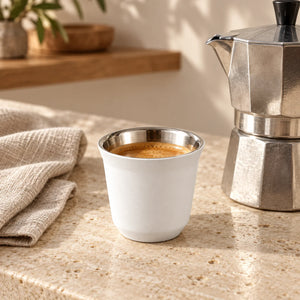Conjunto de Xicaras Inox Branco | uso ao lado de cafeteira italiana | Lumi Homi