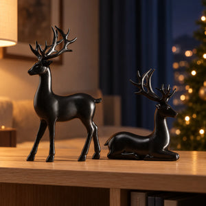 Duas renas decorativas pretas sobre estante de madeira com luzes de Natal