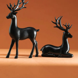 Par de renas decorativas na cor preto, uma em pé e outra deitada