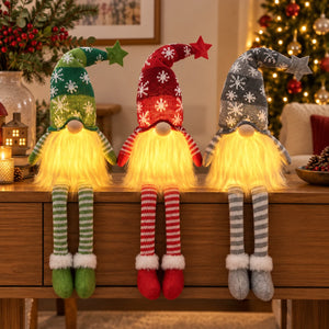 Gnomos iluminados verde, vermelho e cinza com pernas longas em aparador natalino