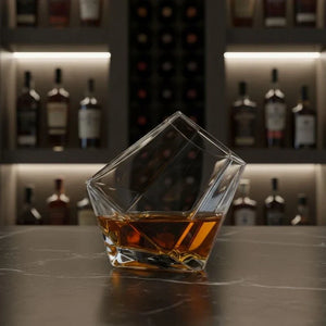 Copo de Whisky Cristal Toronto em contexto de bar em casa