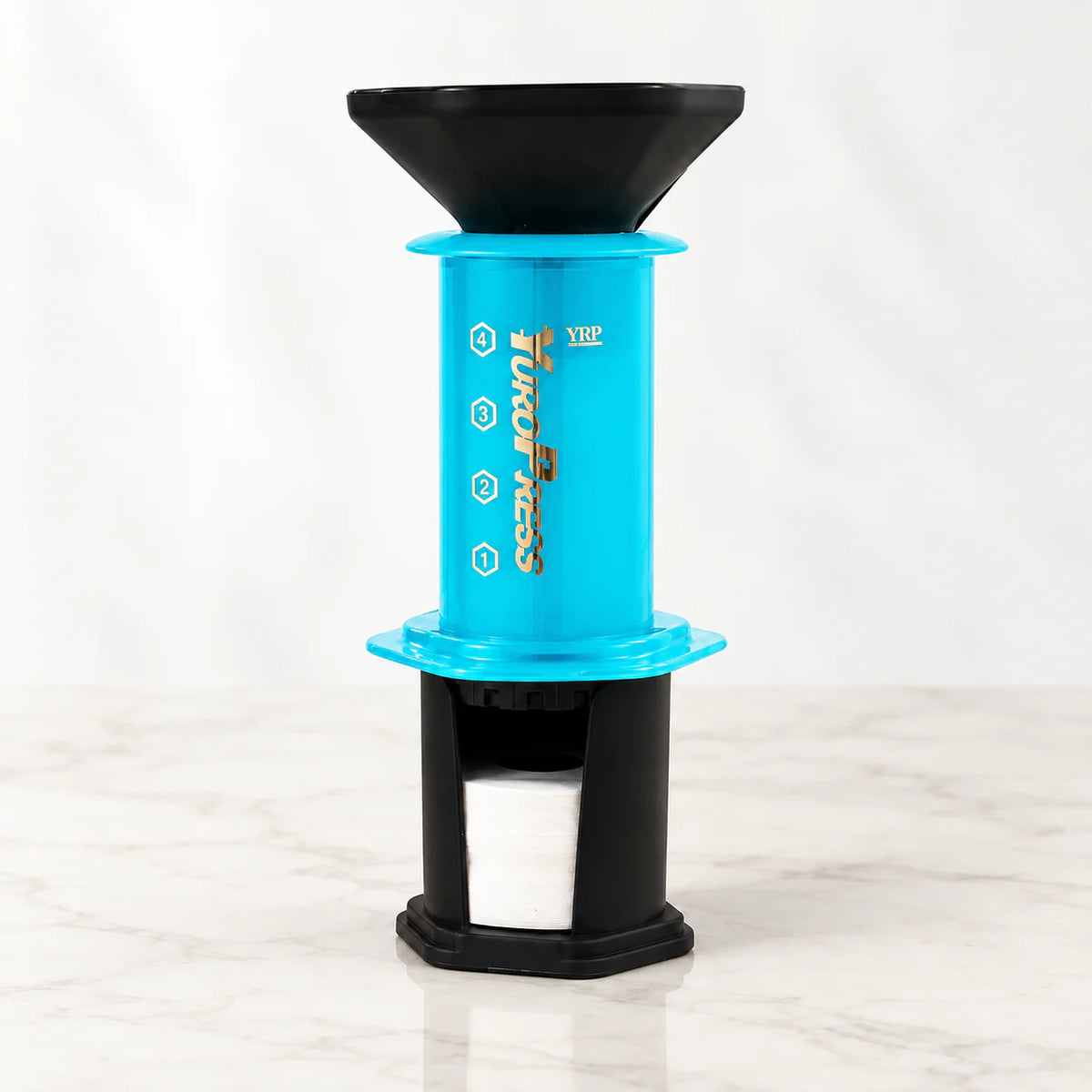 Aeropress Cafeteira YuroPress Azul montada com funil e porta-filtros sobre bancada clara