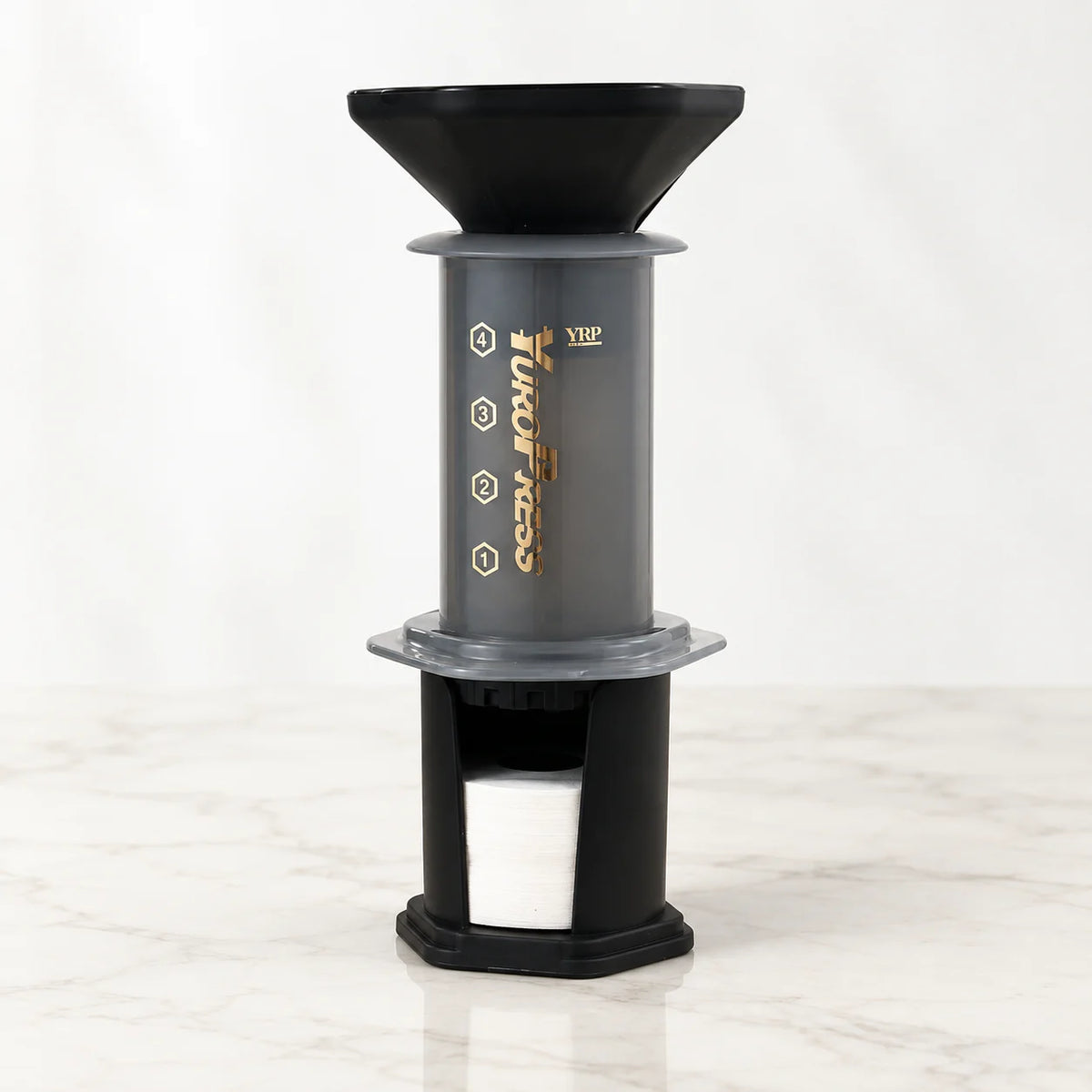 Aeropress Cafeteira YuroPress Cinza montada com funil e porta-filtros sobre bancada clara