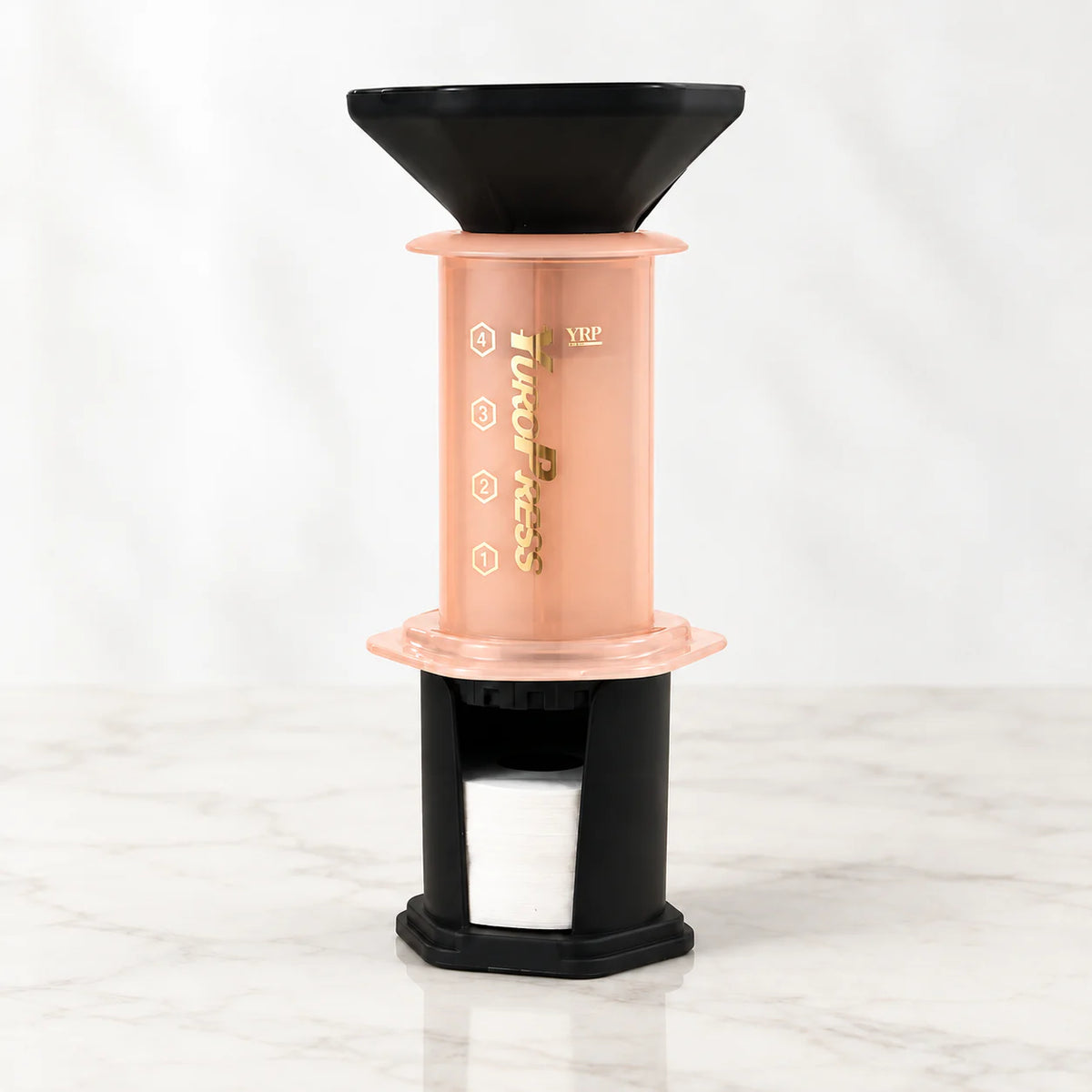 Aeropress Cafeteira YuroPress Laranja montada com funil e porta-filtros sobre bancada clara