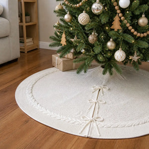 Saia para árvore de Natal tricotada branca em sala com piso de madeira