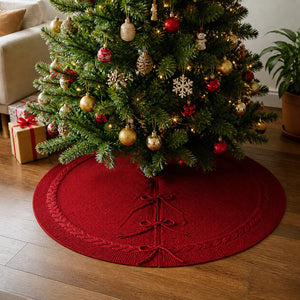Saia para árvore de Natal tricotada vermelha em sala com piso de madeira