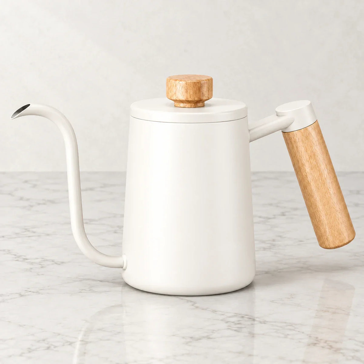Chaleira Bico de Ganso Inox Branca Zurich 600 mL sobre mármore claro