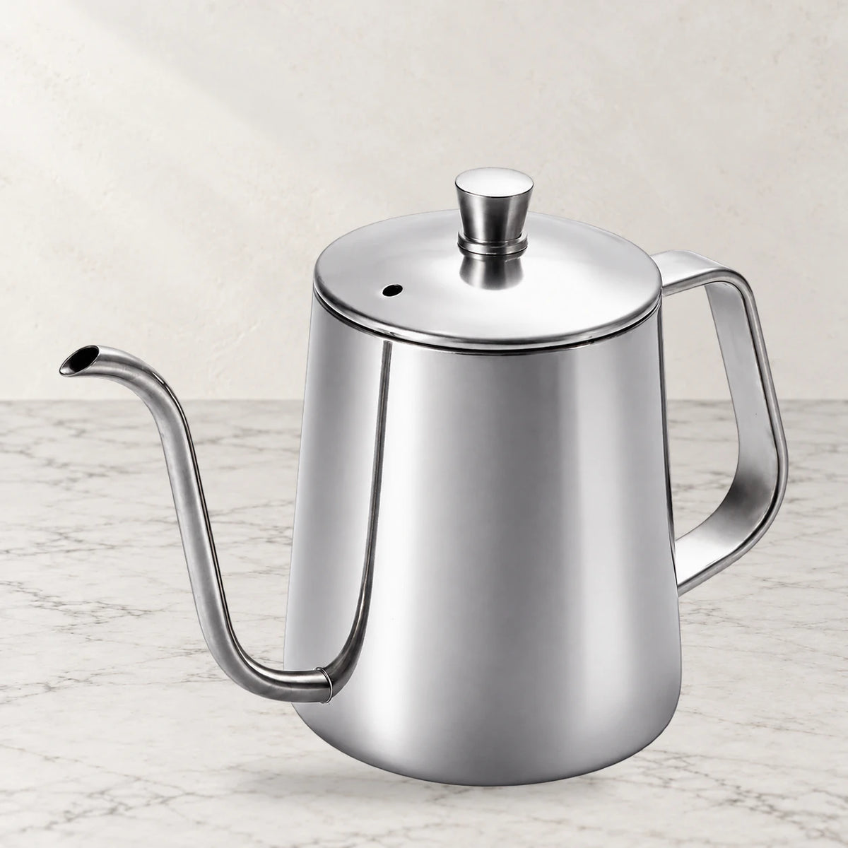 Chaleira Bico de Ganso Inox Prata Sion Lumi Homi de 600 mL em fundo de mármore claro