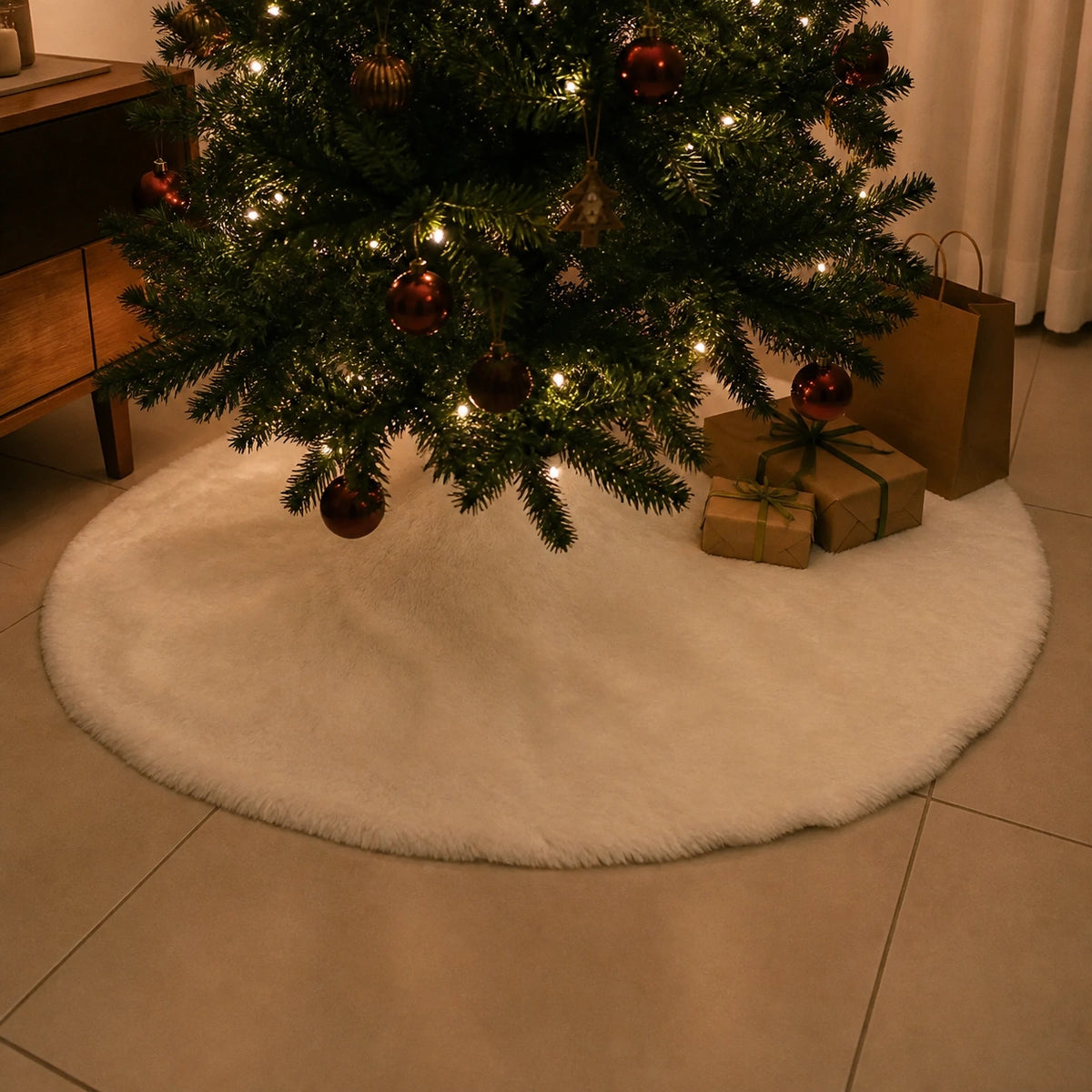 Saia branca felpuda para árvore de Natal em ambiente noturno aconchegante