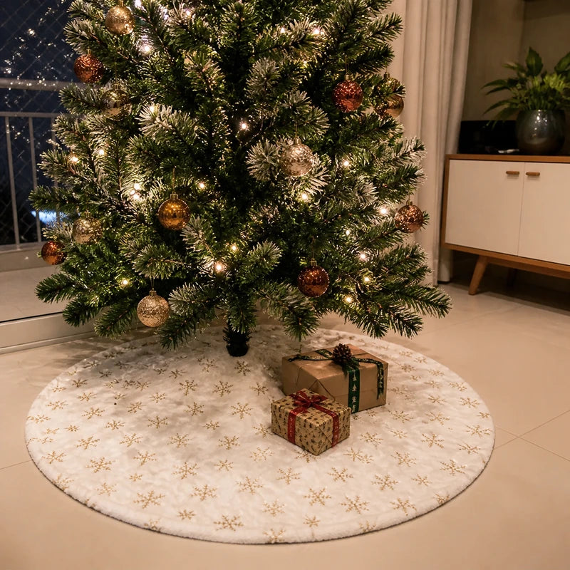 Saia para árvore de Natal dourada em ambiente noturno com piso de porcelanato