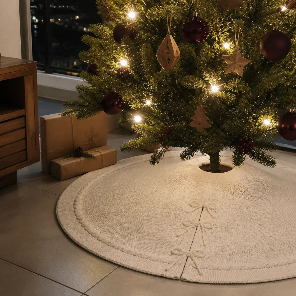 Saia de Natal branca tricotada sob árvore iluminada em piso de porcelanato