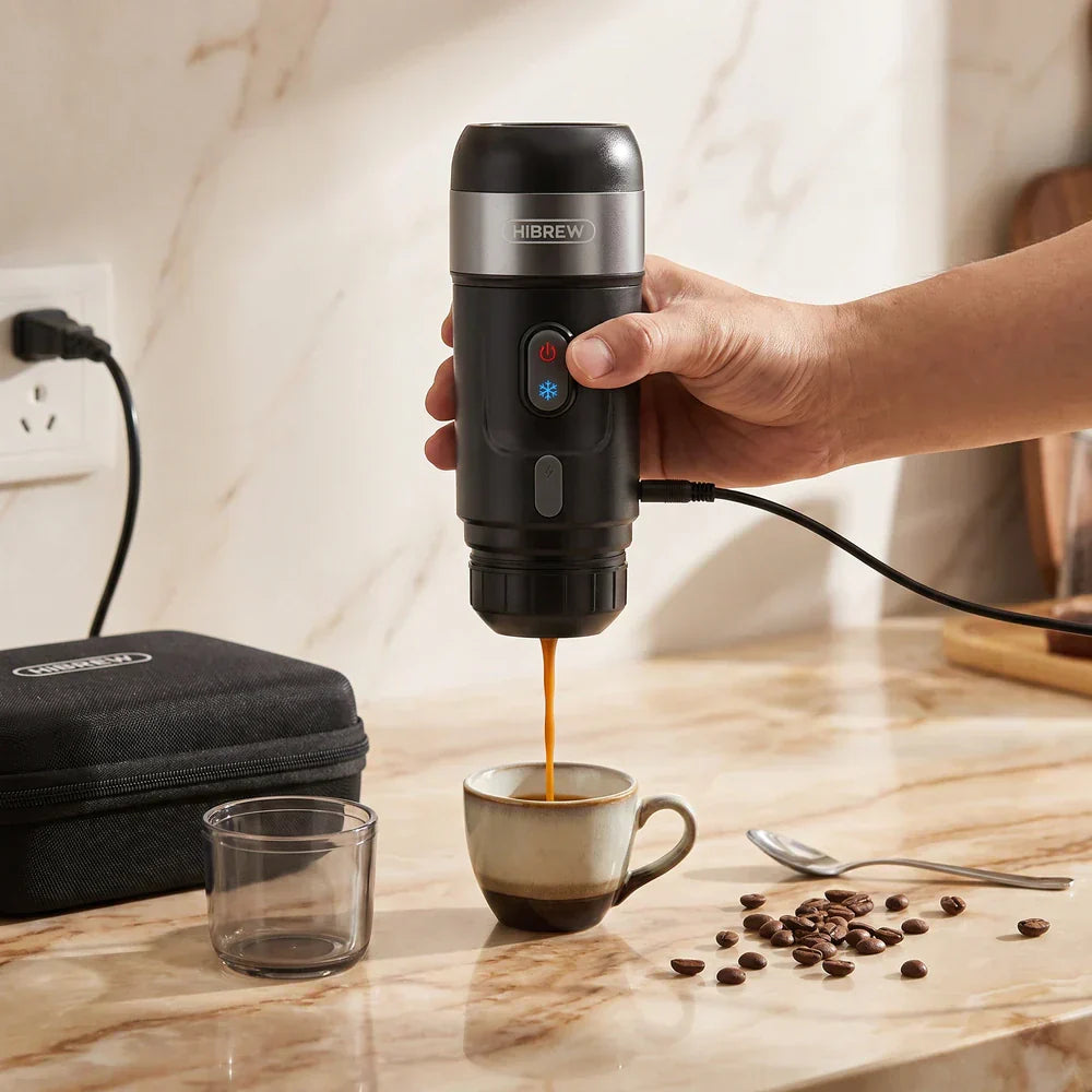 Cafeteira portatil HiBREW com pessoa servindo cafe e cabo conectado