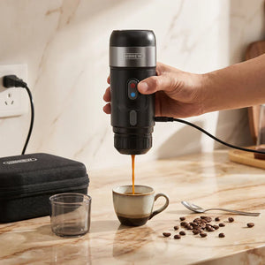 Cafeteira portatil HiBREW com pessoa servindo cafe e cabo conectado