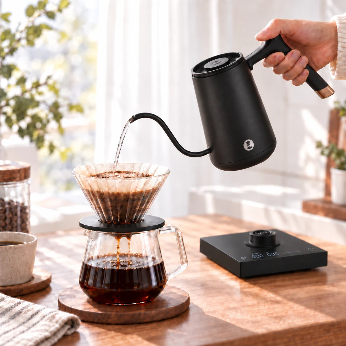 Chaleira Timemore Fish preta servindo água para café coado