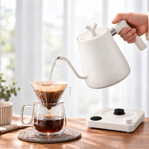 Chaleira elétrica Veneza branca servindo café coado