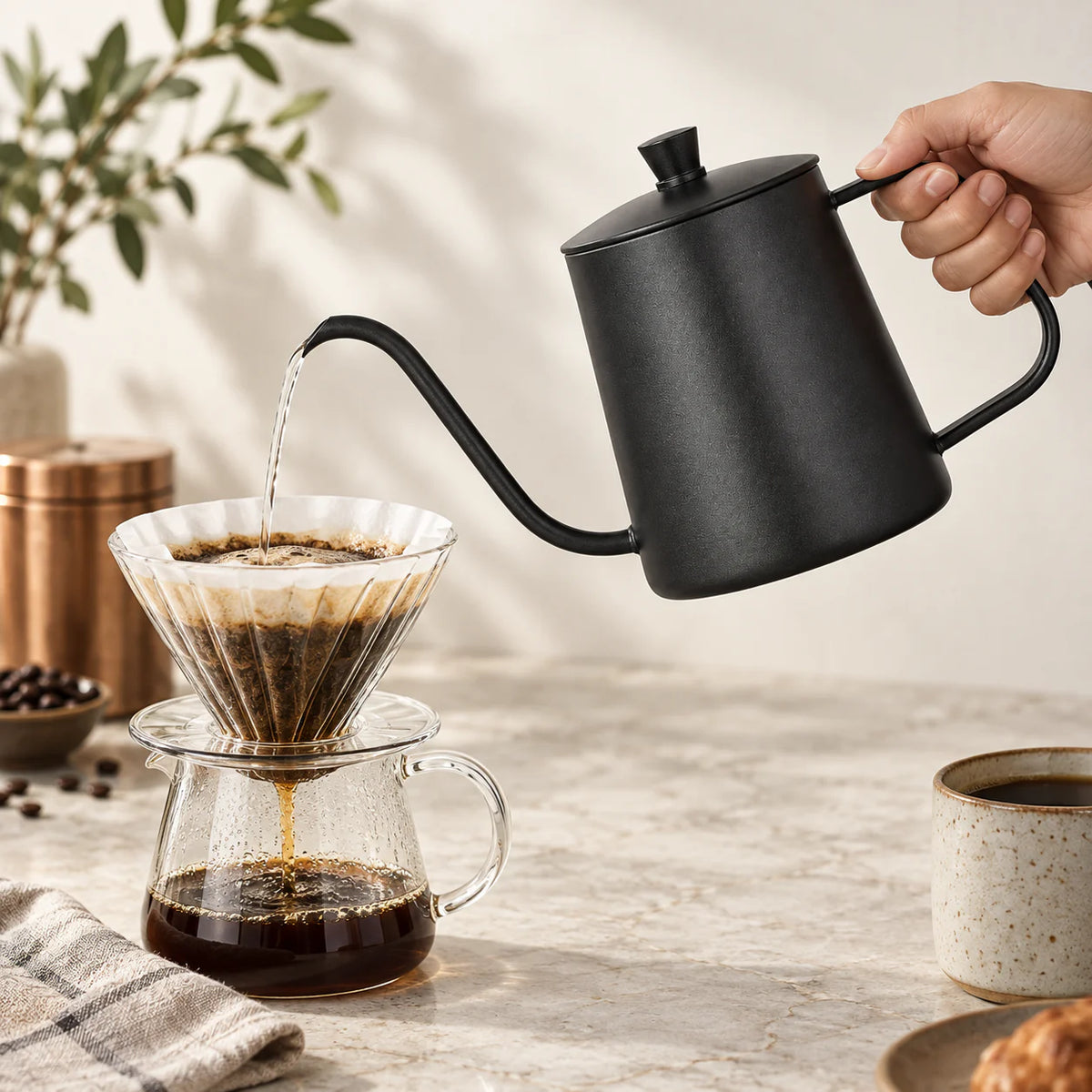 Chaleira Berna preta de 600 mL servindo água no café coado