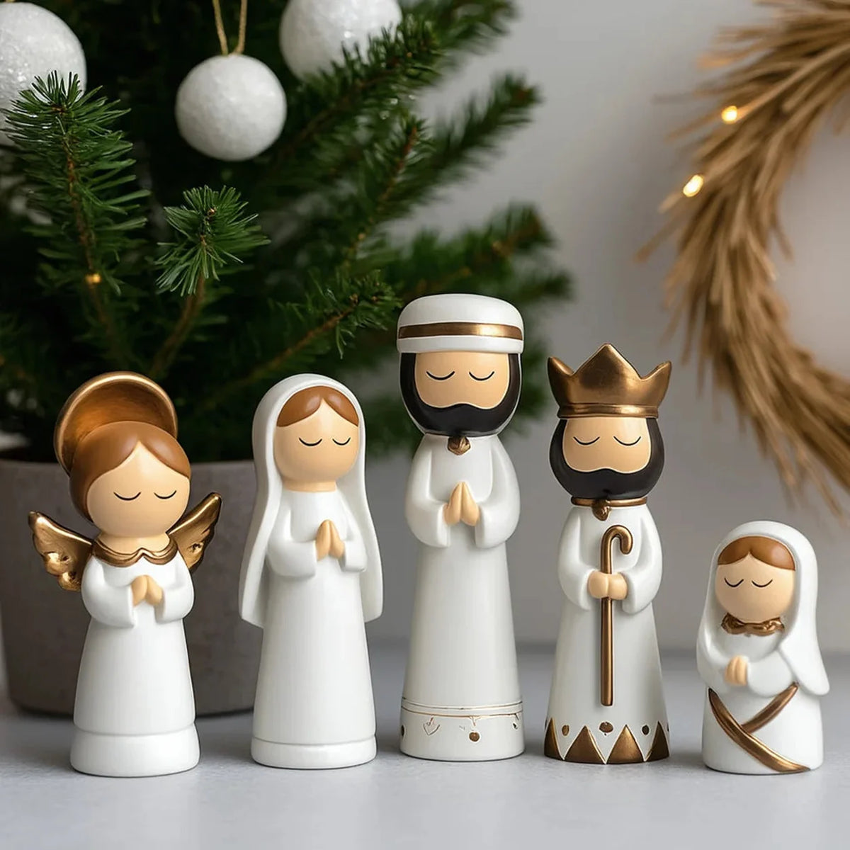 Figuras do Presépio de Natal Mini ao lado da árvore decorada