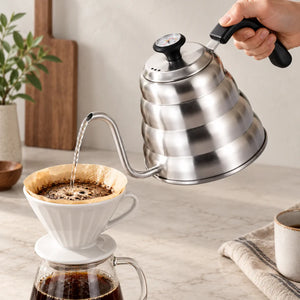 Chaleira Bico de Ganso Inox Prata Lugano Lumi Homi vertendo água no preparo de café coado