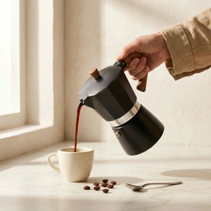Cafeteira italiana Torino Preta servindo café moka em xícara pequena
